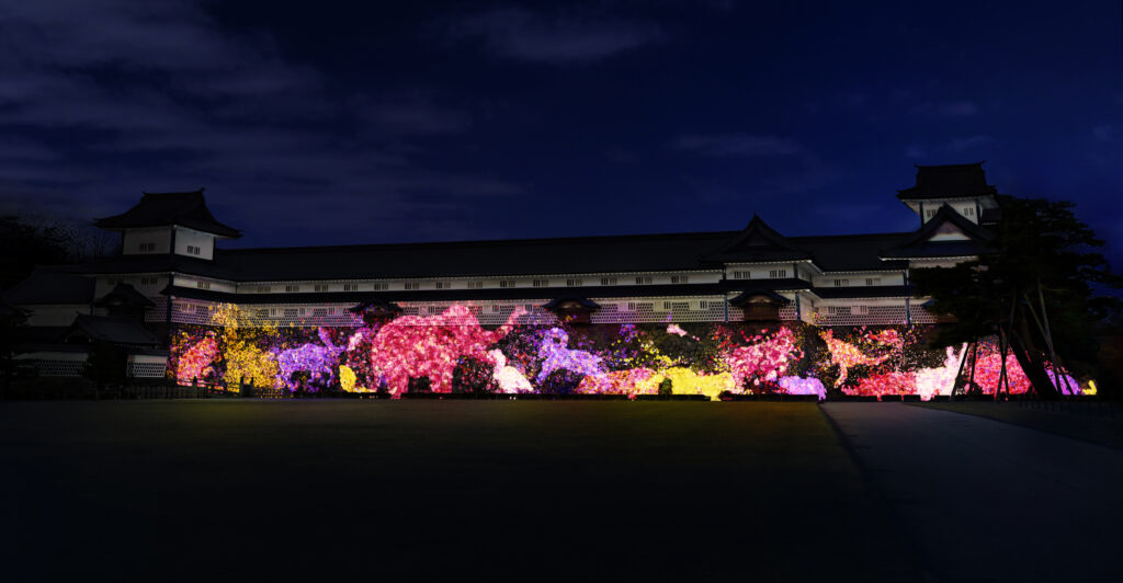 チームラボ《金沢城の石垣に住まう花と共に生きる動物たち》©チームラボ